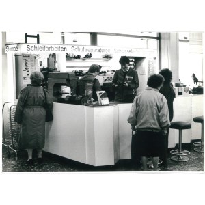 FRANKFURT n. Odrą. Punkt naprawy obuwia w domu towarowym, 1991 r.