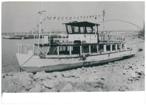REN. Steam passenger ship aground, 1991.