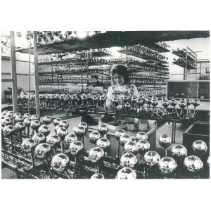 DVUR KRALOVE. Spółdzielnia produkująca ozdoby choinkowe, 1974 r.