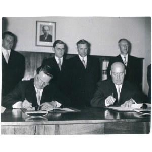 PRAGA. Podpisanie protokołu o zacieśnianiu współpracy gospodarczej między PRL a Czechosłowacją, 1956 r.