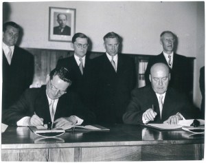 PRAGUE. Signing of a protocol on enhancing economic cooperation between the People's Republic of Poland and Czechoslovakia, 1956.