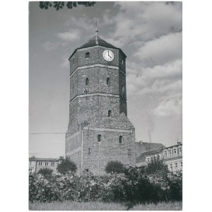 ŻNIN. Zabytkowa baszta na rynku, 1961 r.