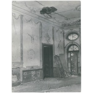 POPOWO STARE (pow. Wolsztyn). Zdewastowane wnętrze dworku, 1982 r.