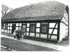 WŁOSZAKOWICE (district of Leszno). A half-timbered house.