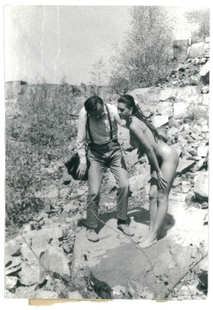 ACT. A nude model with a photographer.