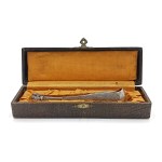 Szczypce do cukru w etui z monogramem wiązanym SA(Francja, XIX/XX w.)