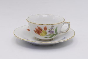 MIESNIA, Cup with saucer with floral motif