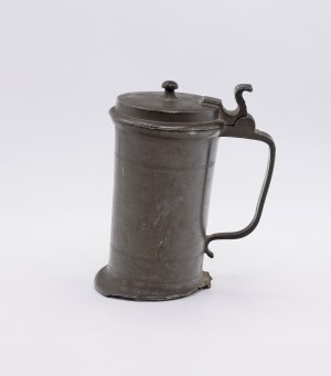 Mug with hinged lid