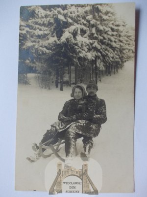 Karpacz, Krummhubel, tourists on sledges, private card, photographer Kleeberg, ca. 1920.
