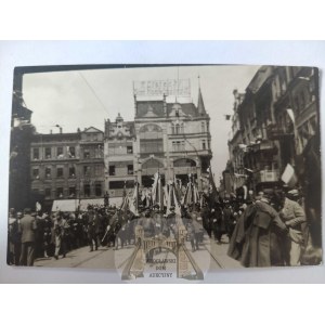 Poznań, Rynek, przemarsz Sokołów ok. 1925