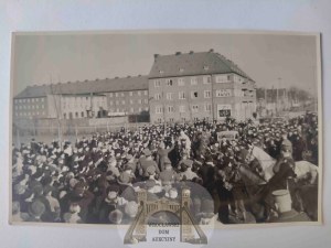 Danzig, Danzig, Third Reich, WHW winter aid collection, modernist housing development, crowds of residents circa 1940.