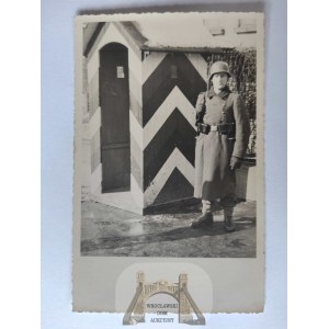 Warszawa, ulica Zamoyskiego, butka wartownicza przed obecną szkołą 1942