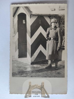 Warsaw, Zamoyskiego Street, guard shoe in front of the current school 1942