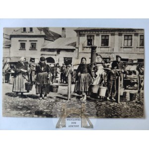 Łowicz, studnia, kobiety noszące wodę ok. 1915