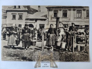Lowicz, well, women carrying water ca. 1915