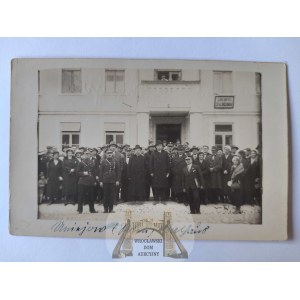 Uniejów, ratusz, urzędnicy ok. 1935