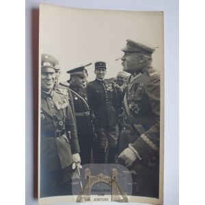 Marszałek Piłsudski i oficerowie zagraniczni, ok. 1932