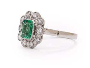 Ring with emerald and diamonds, 20th/XXI century jewelry, 0.950 pr. platinum