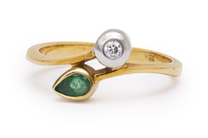 Ring with emerald and diamond, 2nd half 20th century jewelry, gold ~ 0.750
