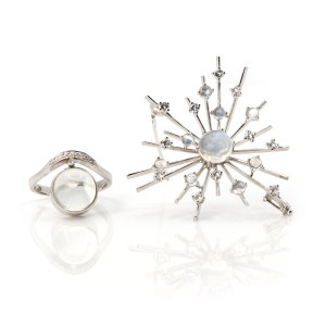Brosche und Ring mit Mondstein-Diamantbesatz