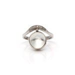 Brosche und Ring mit Mondstein-Diamantbesatz