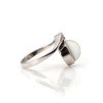 Brosche und Ring mit Mondstein-Diamantbesatz
