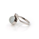 Brosche und Ring mit Mondstein-Diamantbesatz