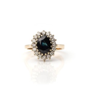 Saphir-Ring mit Diamanten-Entourage