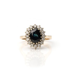 Saphir-Ring mit Diamanten-Entourage