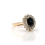 Saphir-Ring mit Diamanten-Entourage