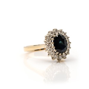 Saphir-Ring mit Diamanten-Entourage