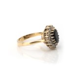 Saphir-Ring mit Diamanten-Entourage