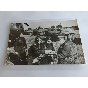 ZDJĘCIE PRL ZALAMINOWANE LUDOWE WOJSKO POLSKIE, ŻOŁNIERZE, CZOŁG, HELIKOPTER, ŚMIGŁOWIEC, PIECZĄTKA WOJSKOWA AGENCJA FOTOGRAFICZNA