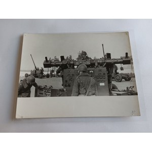 ZDJĘCIE PRL ZALAMINOWANE LUDOWE WOJSKO POLSKIE, ŻOŁNIERZE, WYRZUTNIA, DZIAŁKO, PIECZĄTKA WOJSKOWA AGENCJA FOTOGRAFICZNA
