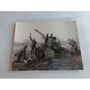 ZDJĘCIE PRL ZALAMINOWANE WOJSKO PIECZĄTKA BERLIN MILITARVORLAG, DZIAŁKO