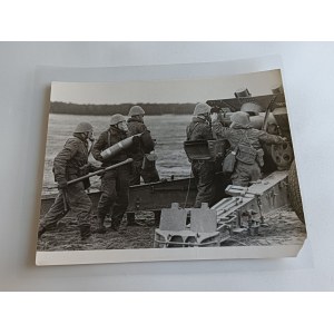 ZDJĘCIE PRL ZALAMINOWANE WOJSKO PIECZĄTKA BERLIN MILITARVORLAG, DZIAŁKO, MASKA PRZECIWGAZOWA