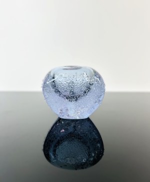 Miloslav Klinger (1922 - 1999), Triangular Alexandrite Glass Bud Vase with Ice-Fused Decoration, Železný Brod Glassworks