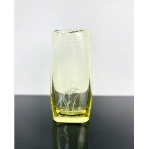 Miloslav Klinger (1922 - 1999), Engraved Bird Art Glass Vase by Železný Brod (ZvS), 1960s