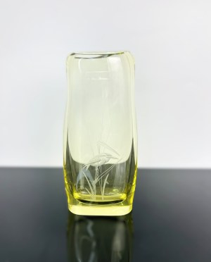 Miloslav Klinger (1922 - 1999), Engraved Bird Art Glass Vase by Železný Brod (ZvS), 1960s