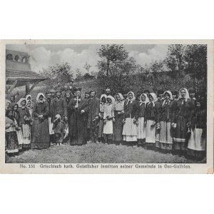 [Postkarte] Griechisch-katholische Gemeinde in Ostgalizien (Griechisch kath. Geistlicher Inmitten seiner Gemeinde in Ostgalizien) [1916].