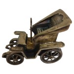 Srebrna replika pierwszego modelu Fiata 4 HP