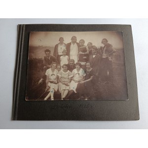 ZDJĘCIE NA KARCIE ZE STAREGO ALBUMU DROHOBYCZ, GRUPA OSÓB, 1925 R