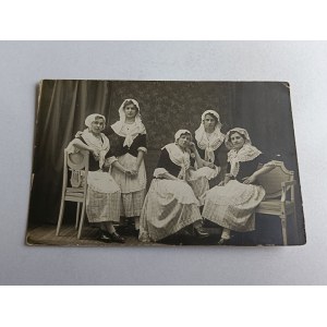 GRUPA KOBIET, PRZEDWOJENNA