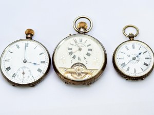 Set of 3 pocket watches in Silver envelopes