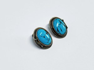 Silver clips with dyed Howlite
