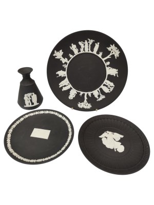 Set of 5 black Wedgwood plates