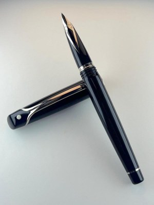 Pen - This lot comprises a Gran Connaiseur (13,6 cm) in blue resin with18 ct gold...