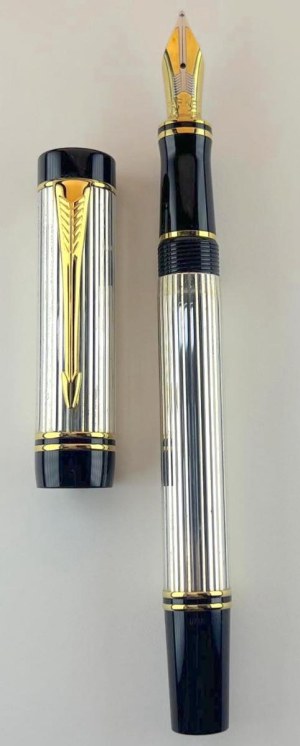 Pen - Parker Duofold International with silver casing in perfect...