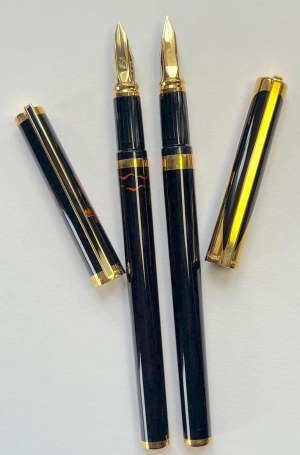Pen - This lot contains two lacquer fountain pens of the Classic series...