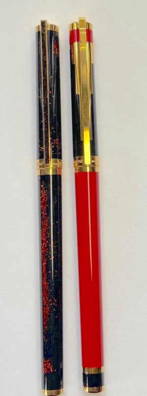Pen - Lot of two Dupont Classic fountain pens: brown lacquer with gold...